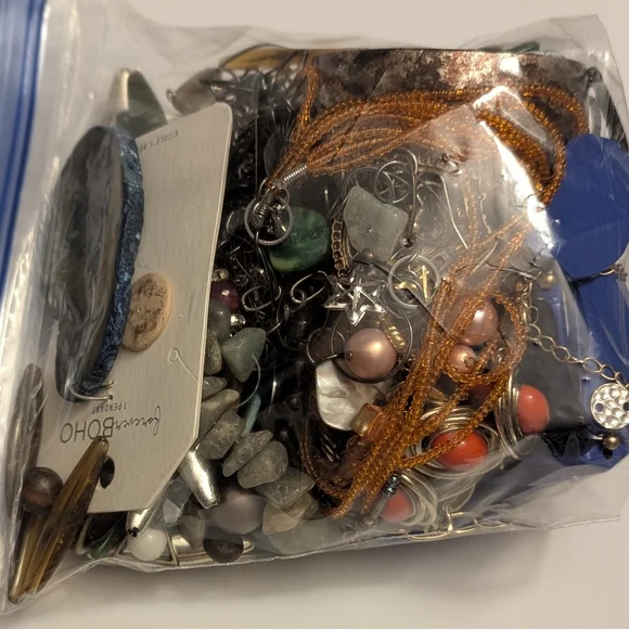 2 LB Assorted Jewelry Bag - Picture 2 of 2